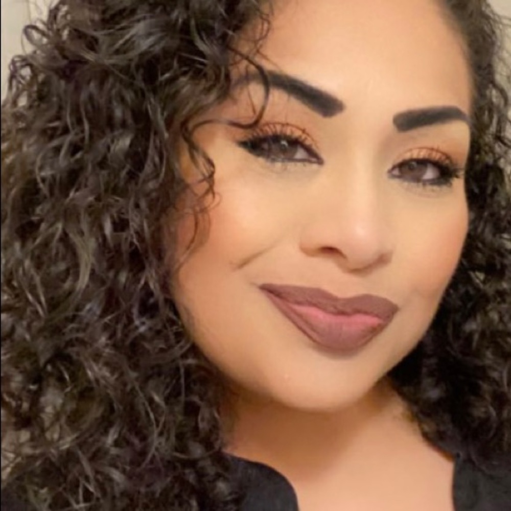 Meet your Posher, Analilia